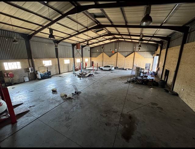1,100M² WAREHOUSE FOR SALE IN ROBERTVILLE